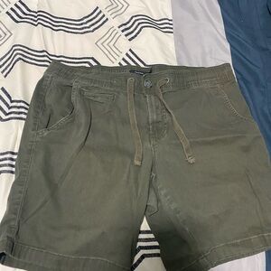 Tahari Men's Cargo Shorts in Olive